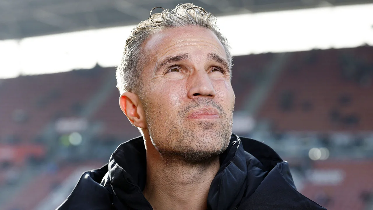 مستقبل روبن فان بيرسي مع فينورد بعد تعرضه لصيحات قاسية من الجماهير